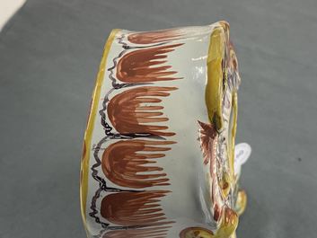 Een polychrome Delftse zakhorlogehouder, 18e eeuw